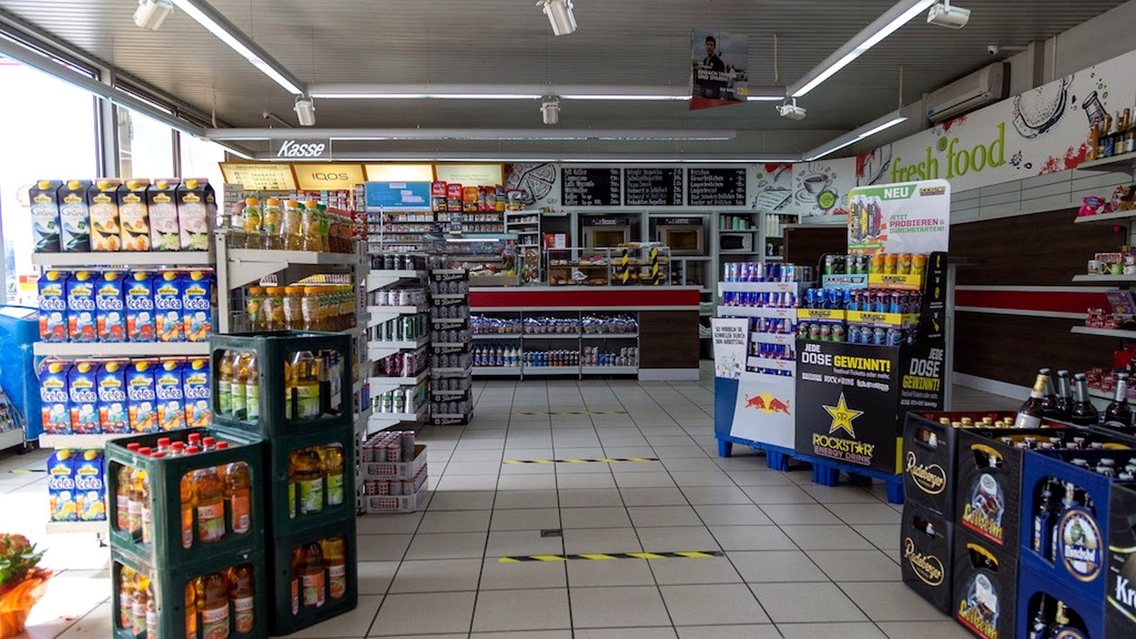 Verkaufsraum des Aral-Shops mit Getränken und Snacks